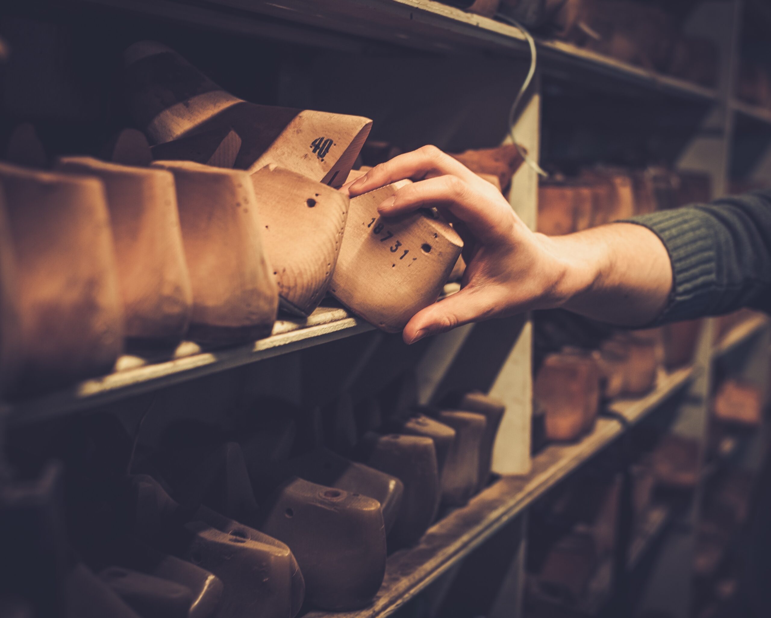 various-of-vintage-wooden-shoe-lasts-in-a-row-on-t-2026-03-25-23-39-22-utc